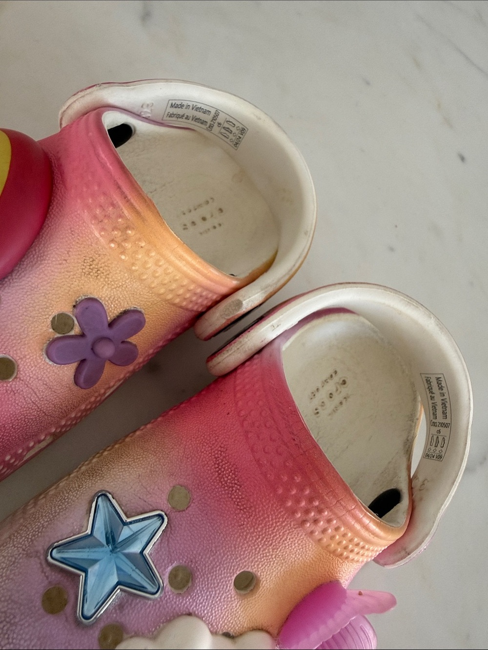 Kids Pink Ombre Crocs with Rainbow & Cloud Charms Size 6 - Picture 6 of 7